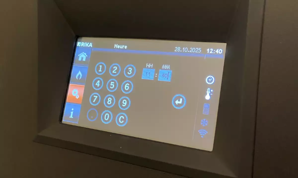 Régler l'heure sur un poêle à pellets RIKA