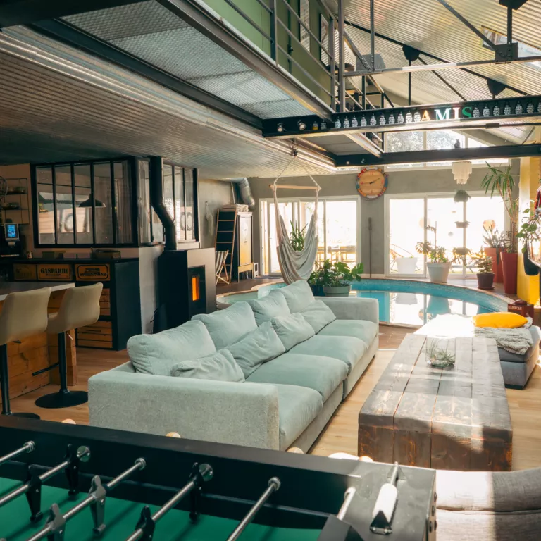 Mettre son poêle à granulés ou à bois en estive : le guide complet pour bien préparer l’été